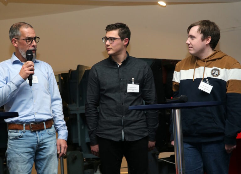 Volker Wollersheim (LEMO Maschinenbau) im Gespräch mit Carsten Neußer und Benedikt Huth (Studierende der H-BRS) im Deutschen Museum Bonn (Foto Max Malsch)